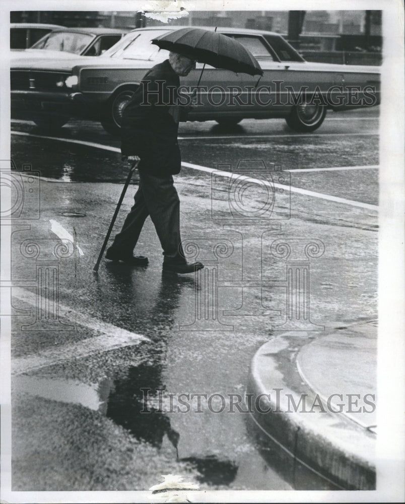 1971 Oldman Road Umbrella Weather Cars - Historic Images