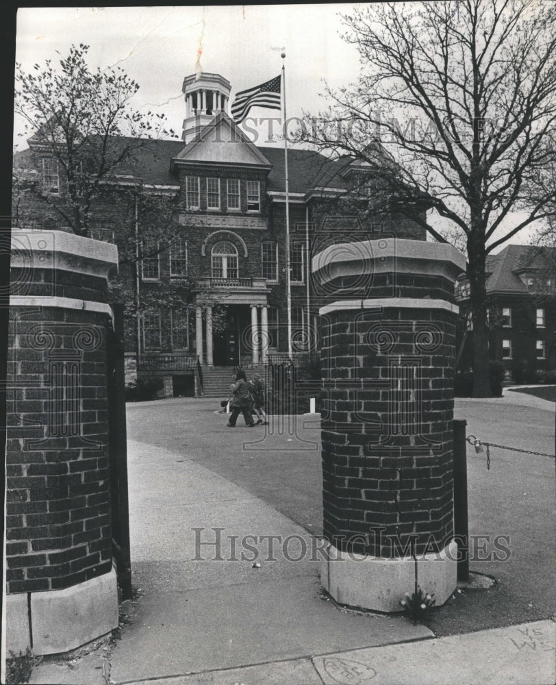 1975 Neighborhood University BachelorsWorld - Historic Images