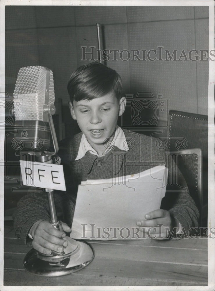 1957 Young exiles on the air Childern radio - Historic Images