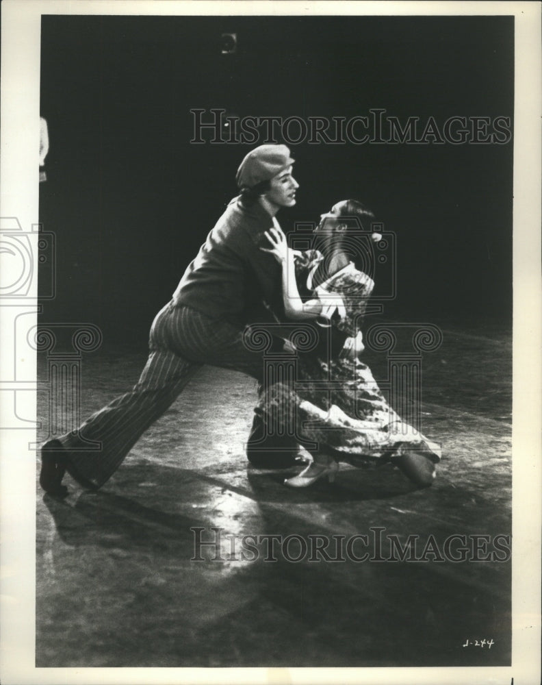 1975 Russia Court Britain Dance Century - Historic Images