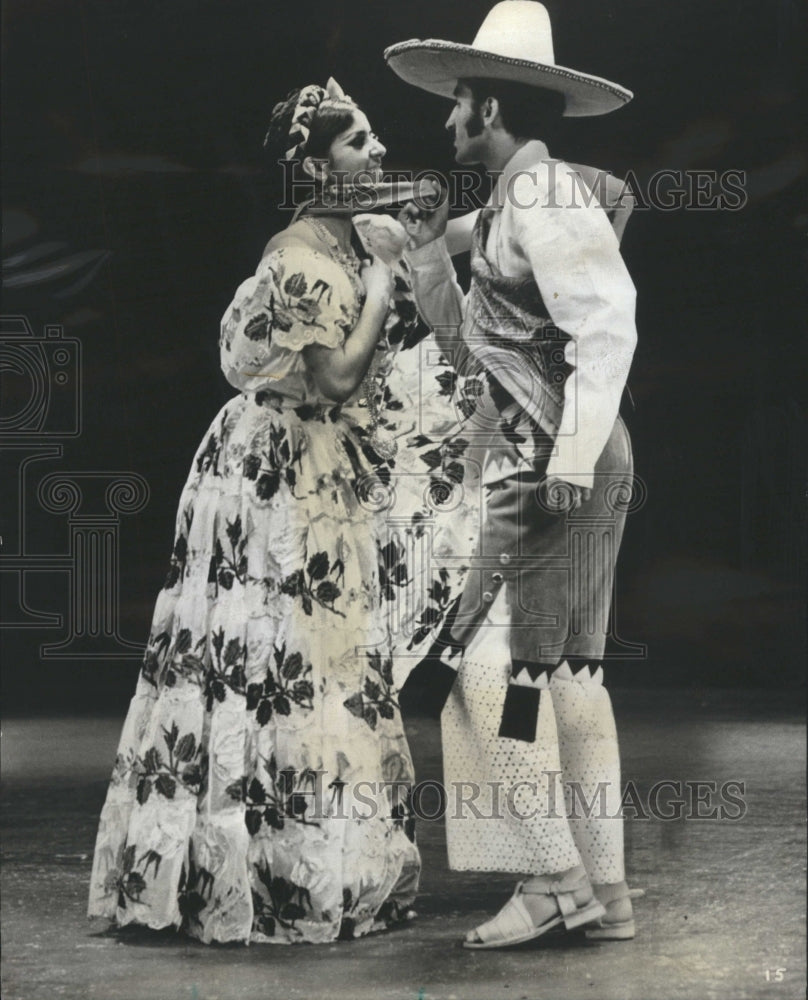 1975 Ballet Folkloico Mexico - Historic Images