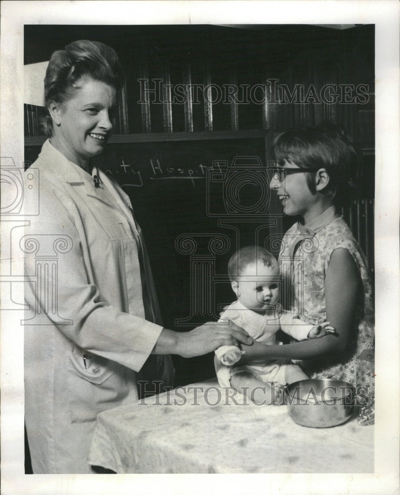 1969 Press Photo BabySitter - Historic Images