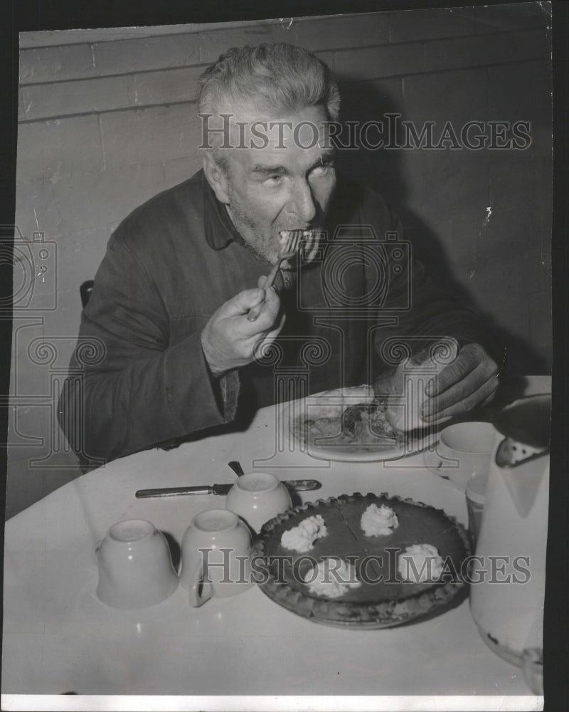 1958 Peter Kelly Dines at Salvation Army - Historic Images