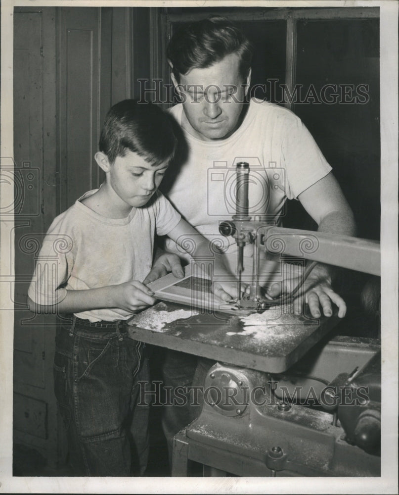 1947 Press Photo Charles Carter Gets Lesson on Jig-Saw - Historic Images