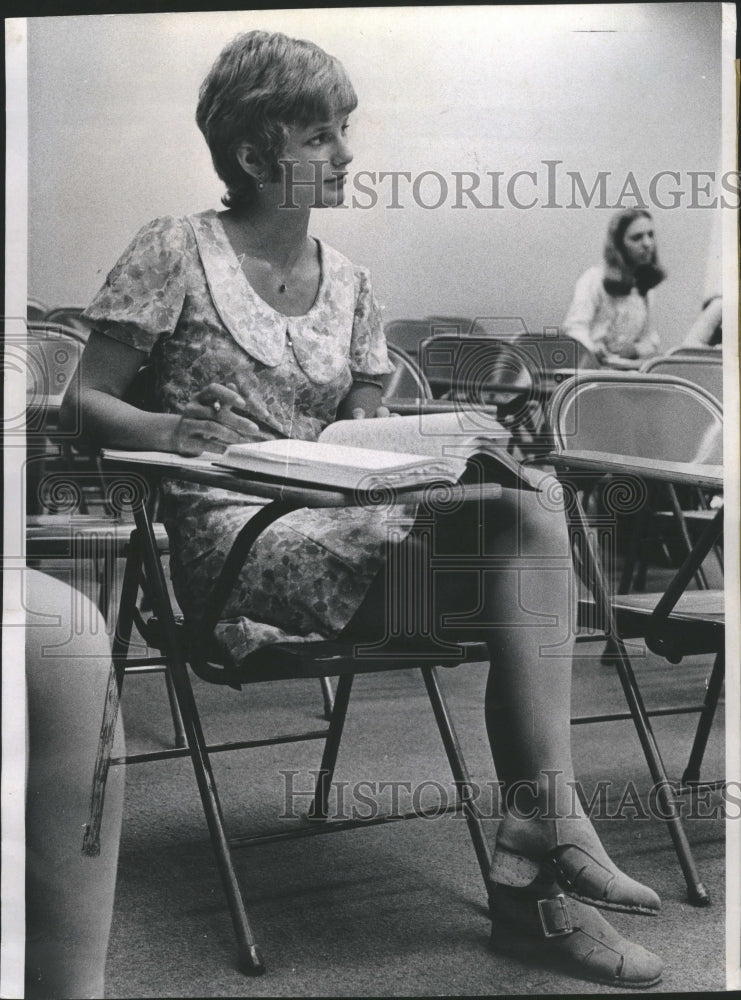 1971 Jean Gottler Secretarial Student - Historic Images