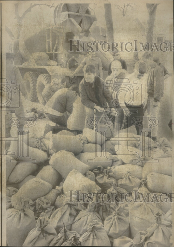 1969 Volunteers fill sandbags for dikes - Historic Images