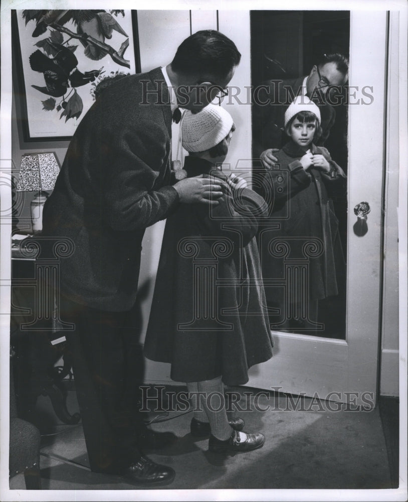 1955 Press Photo Woolgathering Patti Smith, Pamela Loom - Historic Images