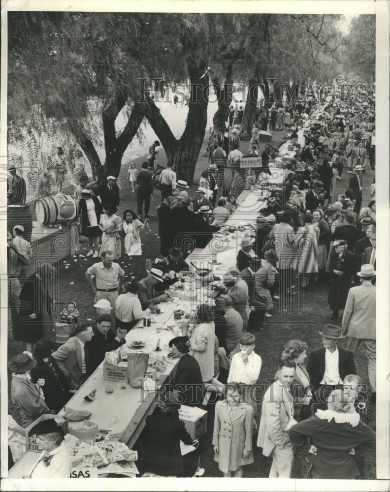 1941 World&#39;s Longest Picnic Table Ontario - Historic Images