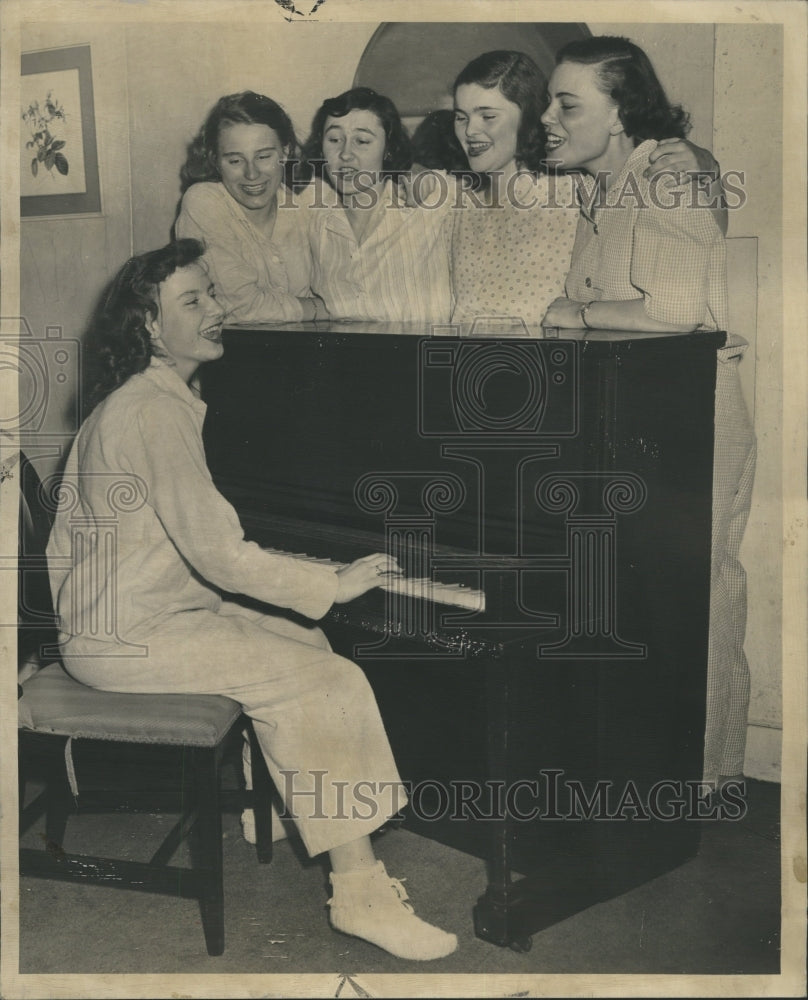1947 Piano School Schoolmates Sing - Historic Images