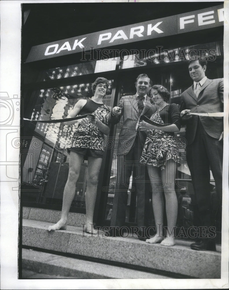 1975 Press Photo opening of the Oak Park Federal Saving - Historic Images