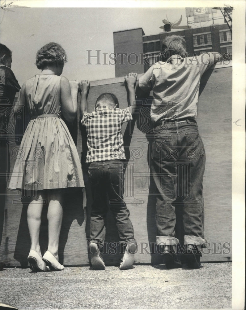 1983 Sidewalk superintendents - Historic Images