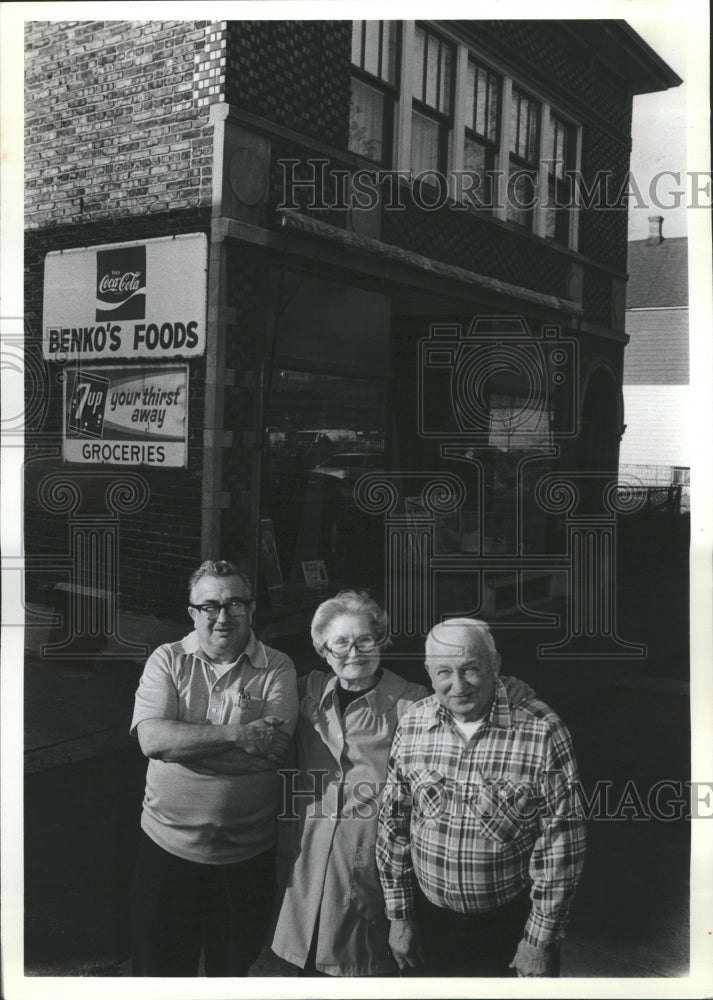 1981 The Benkos family grocery store - Historic Images