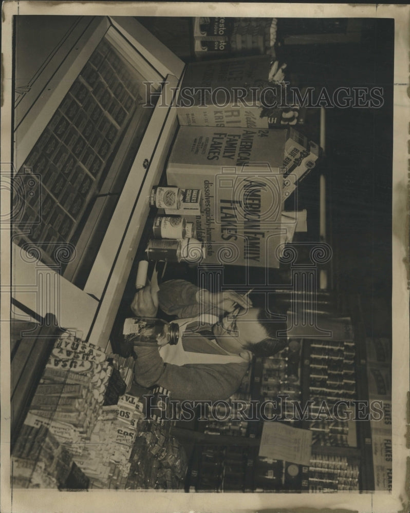 1943 Grocery - Historic Images