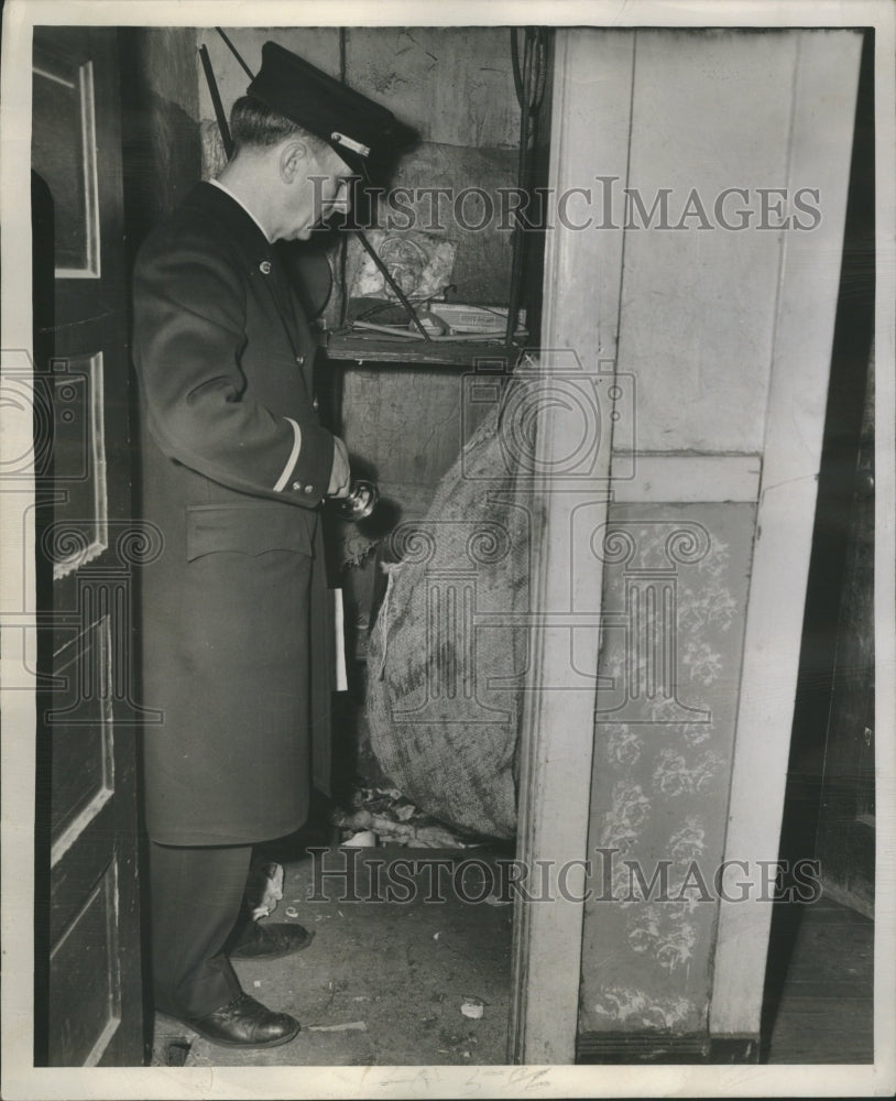 1945 Lt. Murphy looking at paper fire trap - Historic Images