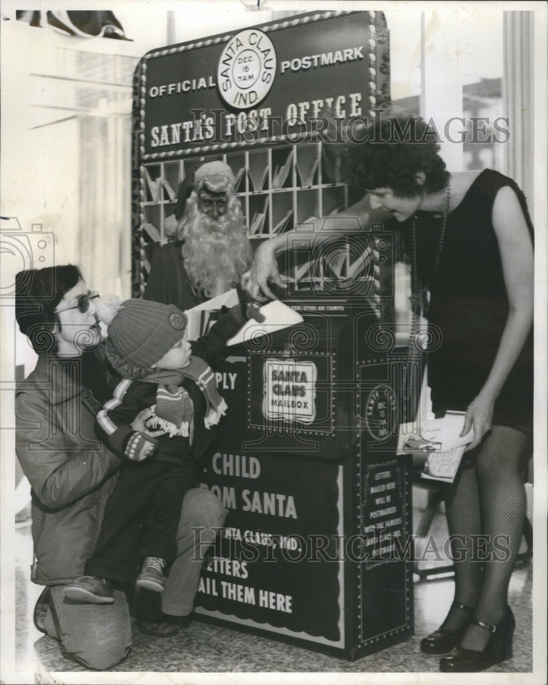 1977 Santa Post Office - Historic Images