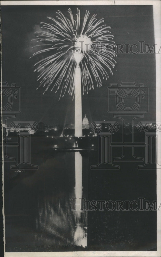 1965 Press Photo Fireworks Over Washington Monument - Historic Images