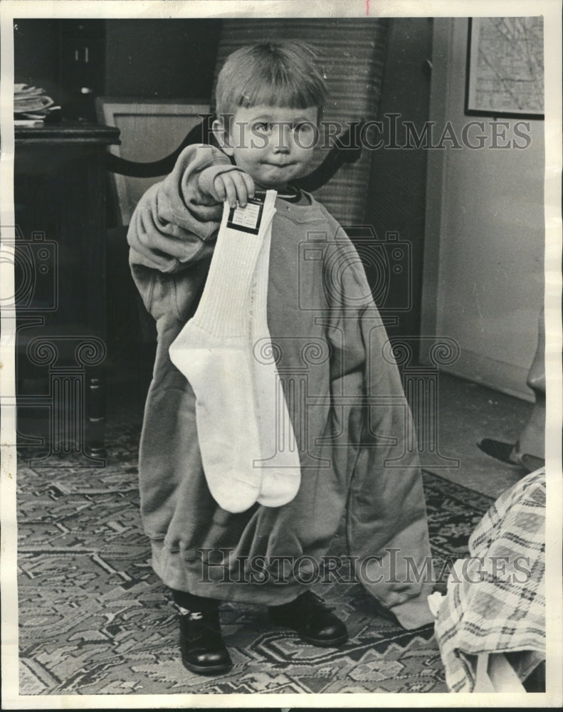 1966 Stolen Clothes are too big for toddler - Historic Images