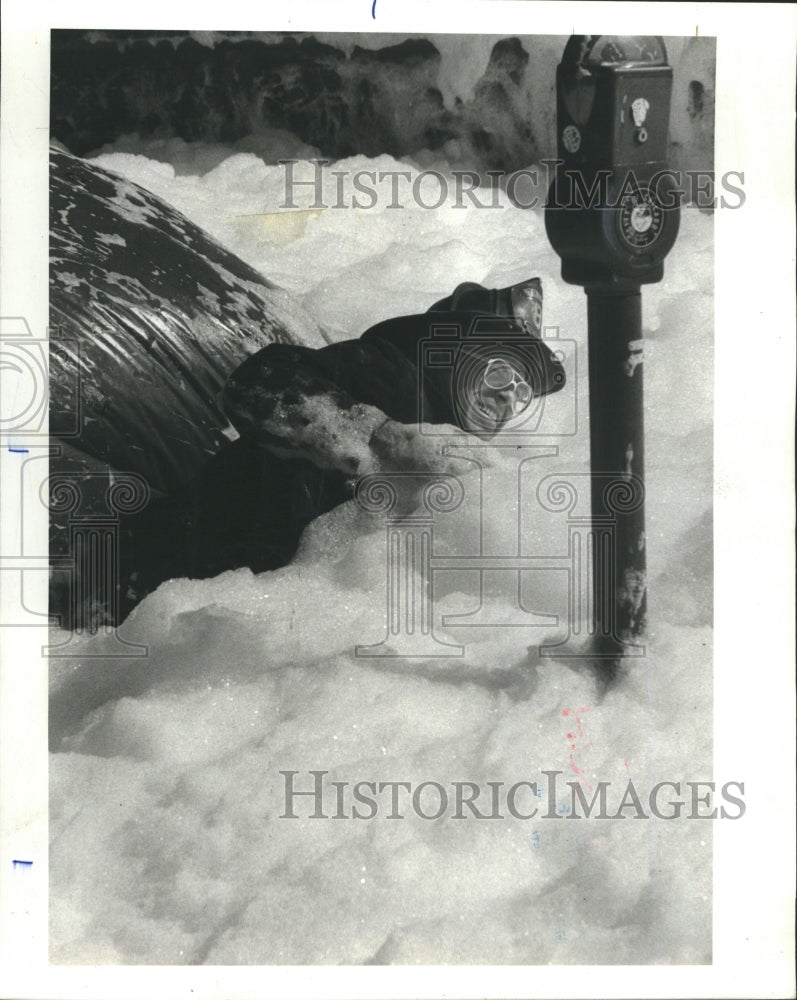 1977 Fireman loose ladder in foam at fire - Historic Images