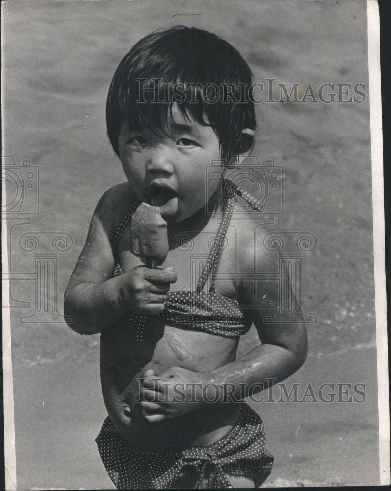 1967 Ice Cream Lick Av BEAch Toddler Hardly - Historic Images