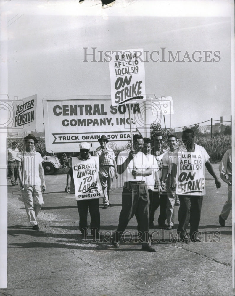 1960 Press Photo Grain Elevator Worker Strike Chicago - Historic Images