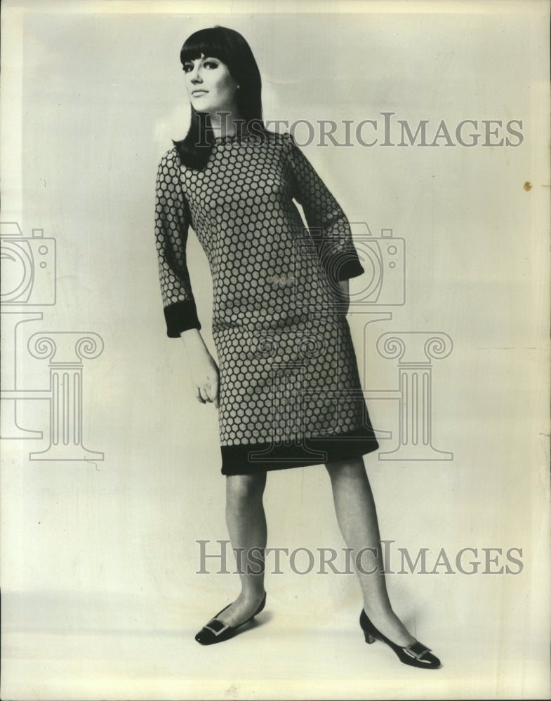 1966 Womans Fashion Red Violet Honey Com - Historic Images