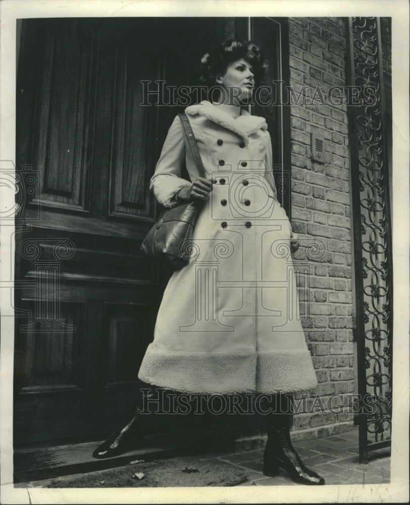 1970 Chapped Knees Midi Coat Temperature - Historic Images