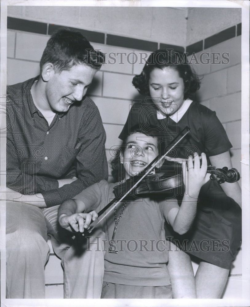 1959 Press Photo Spelling Bee Violin Fiddle - RRR59907 - Historic Images