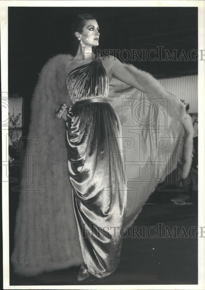 1981 Girl Carolina Herras Velvet Gown - Historic Images