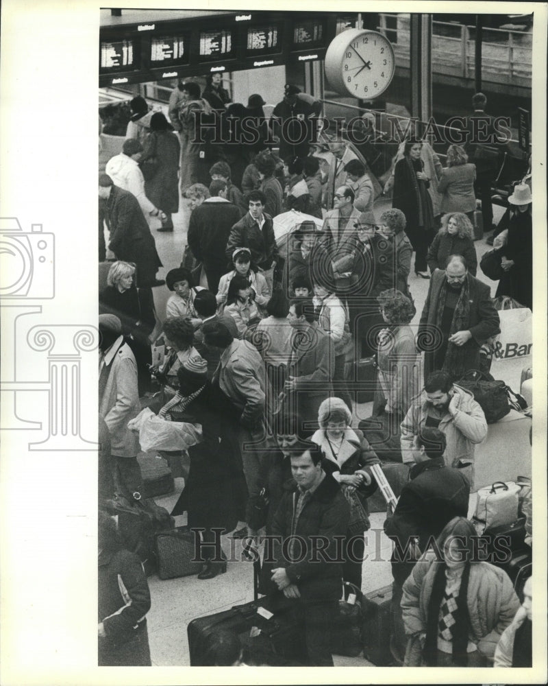 1983 O&#39;Hare Travelers Jam on Christmas - Historic Images