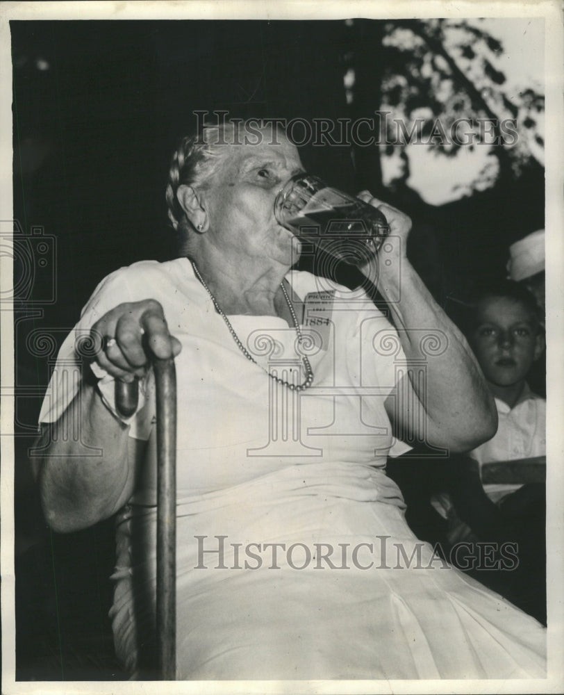 1943 Mrs. Lena Thon Stein Kipatrick Avenue - Historic Images