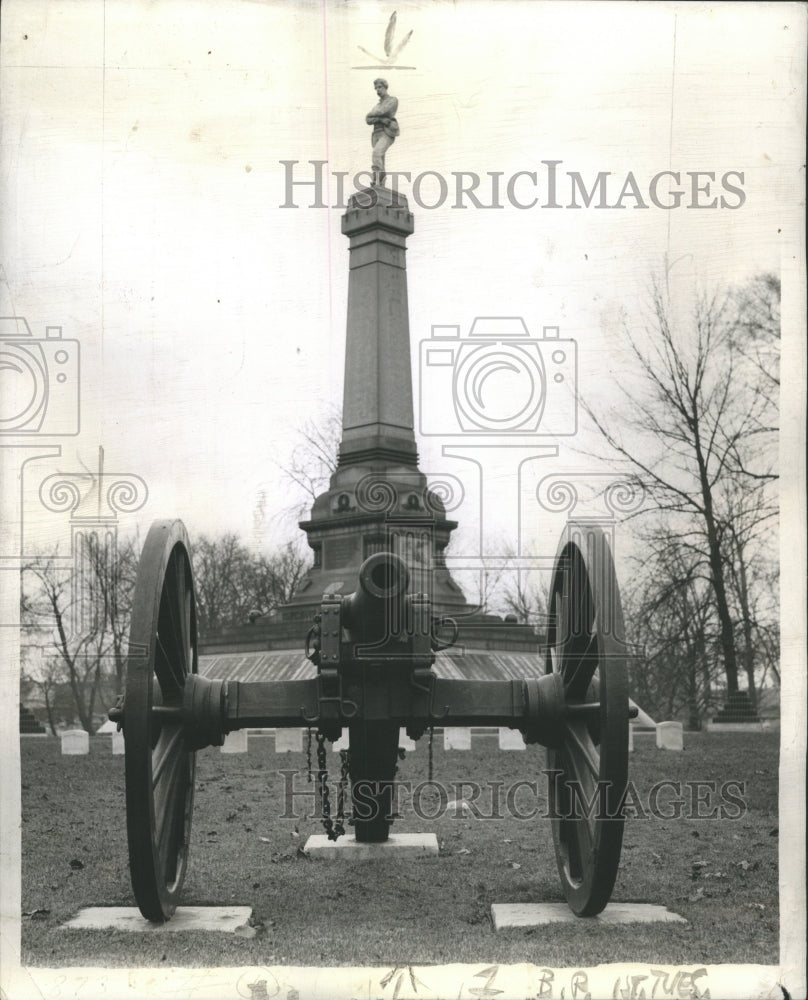 1942 Press Photo Oakwood Cemetery Cannons New England - Historic Images