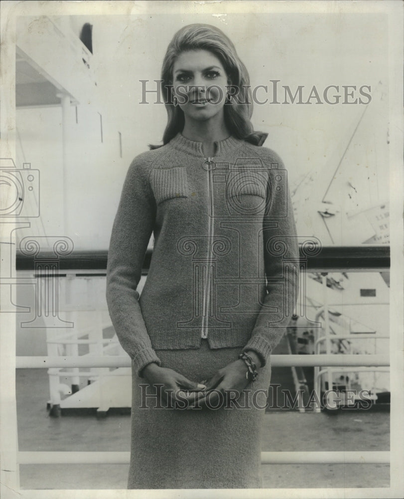 1968 Sweater Women - Historic Images
