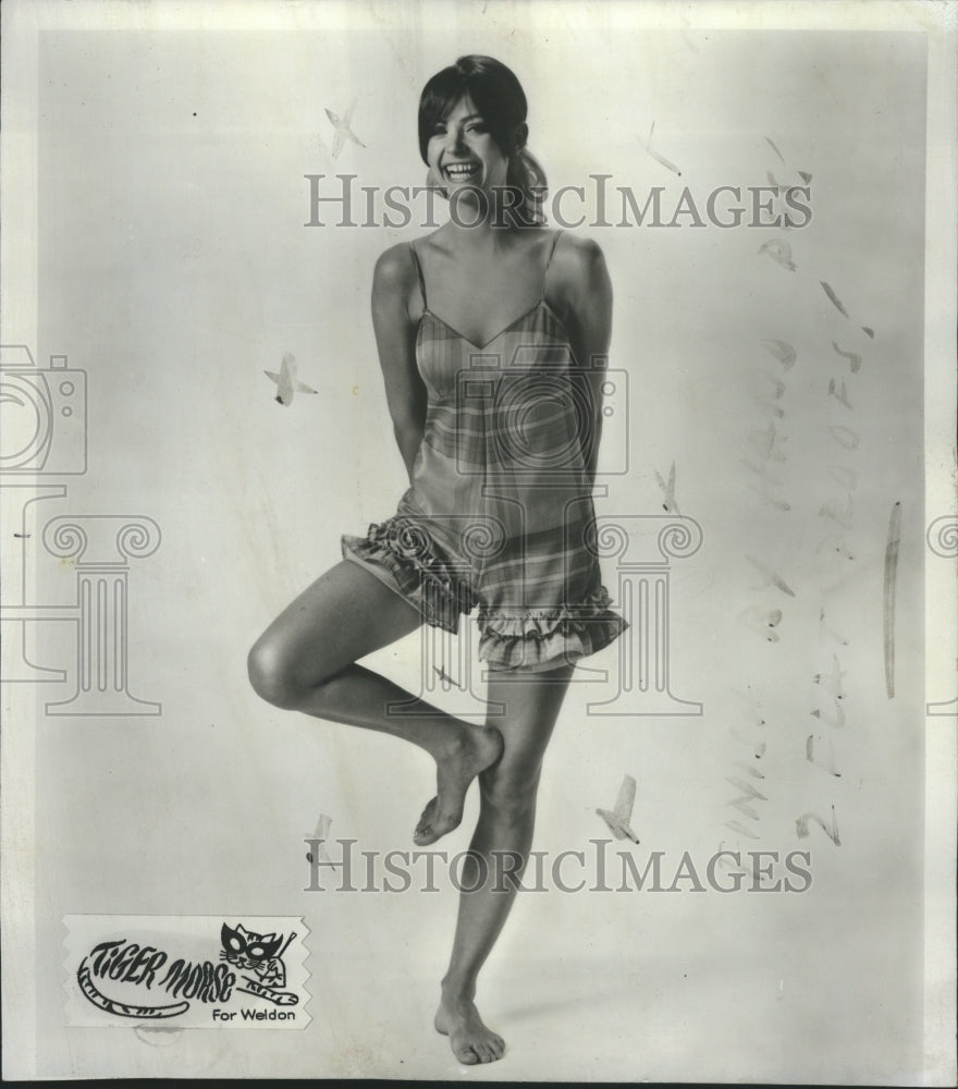 1980 Mini -Skirt Ready Short Culottes Pink - Historic Images