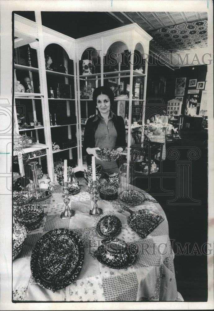 1975 Antiques Shop Betty Esposito Fails Ltd - Historic Images