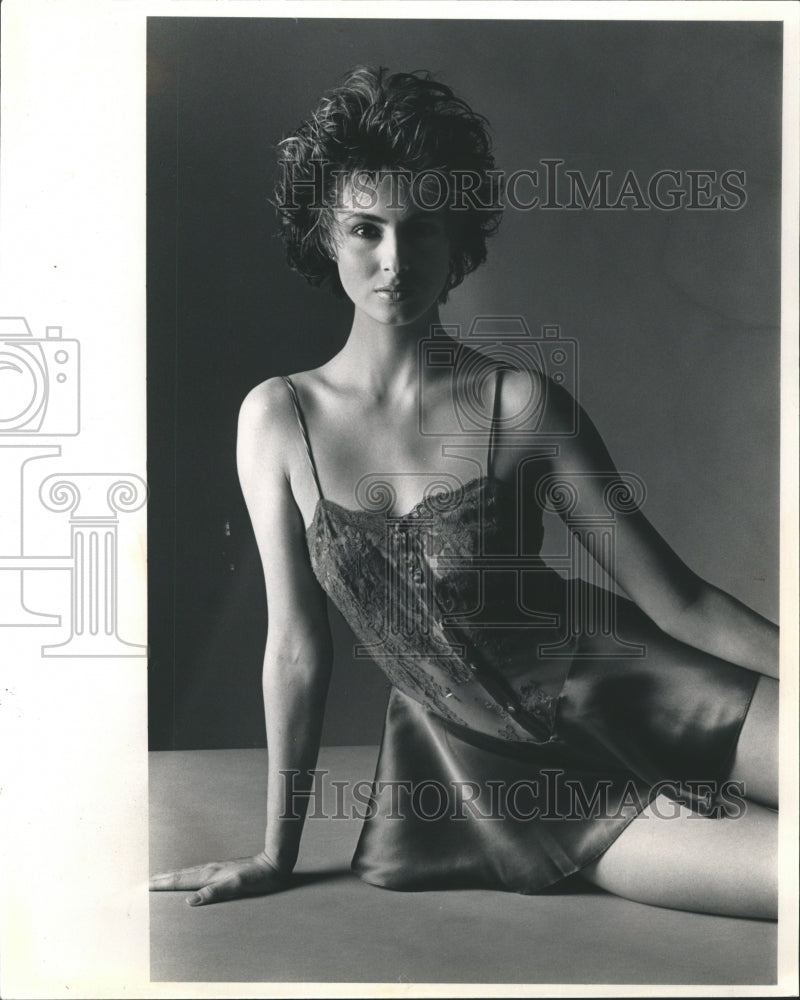 1986 Fashion Women Valentines Day Gift - Historic Images