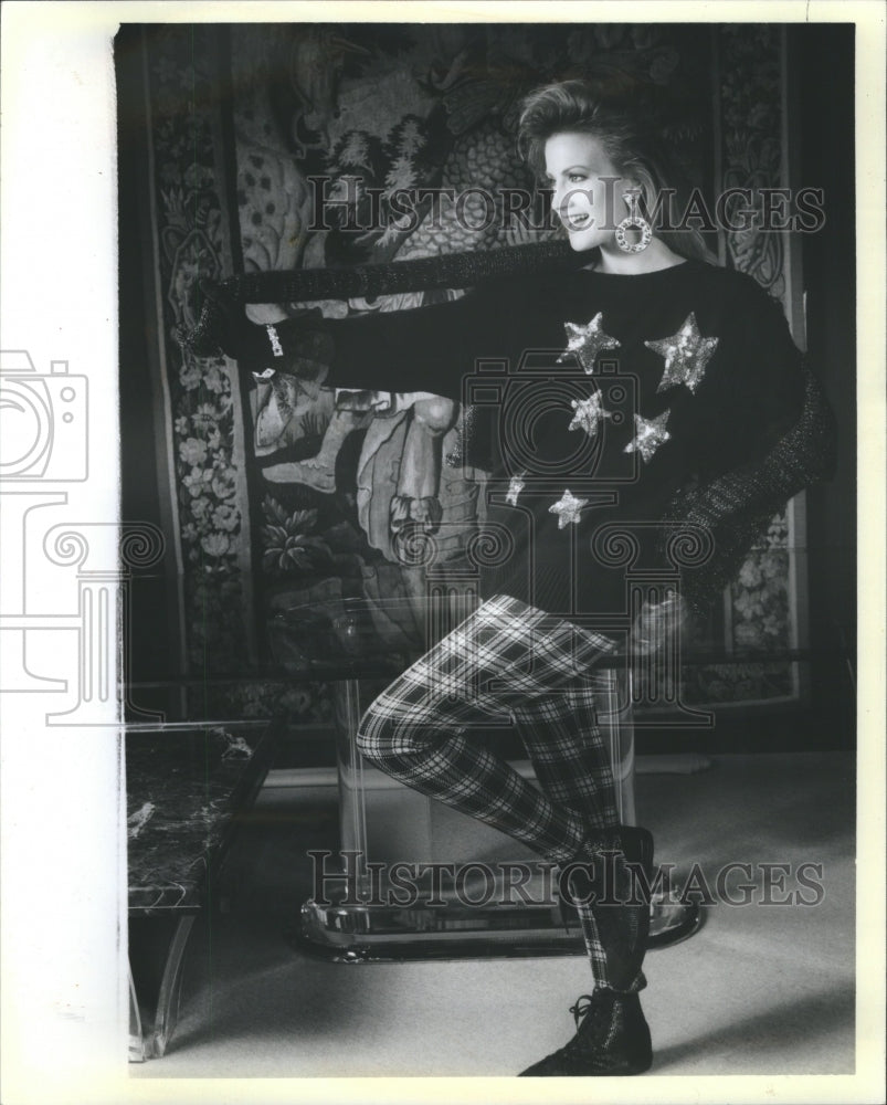 1985 Black &amp; white of Holiday Cloth - Historic Images