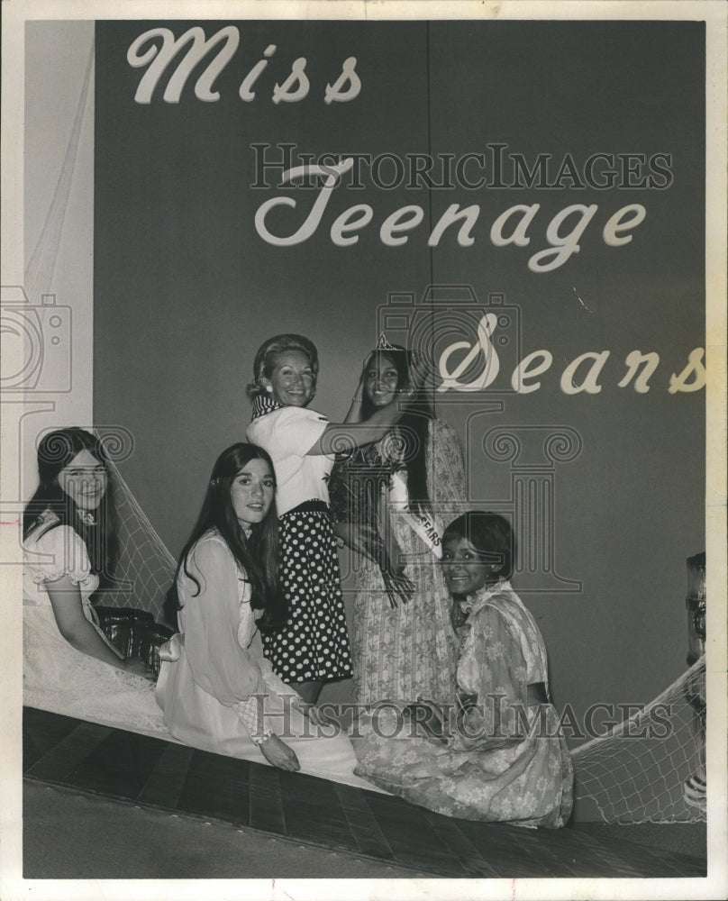 1972 Miss Simmons Crowned Miss Teen-age - Historic Images