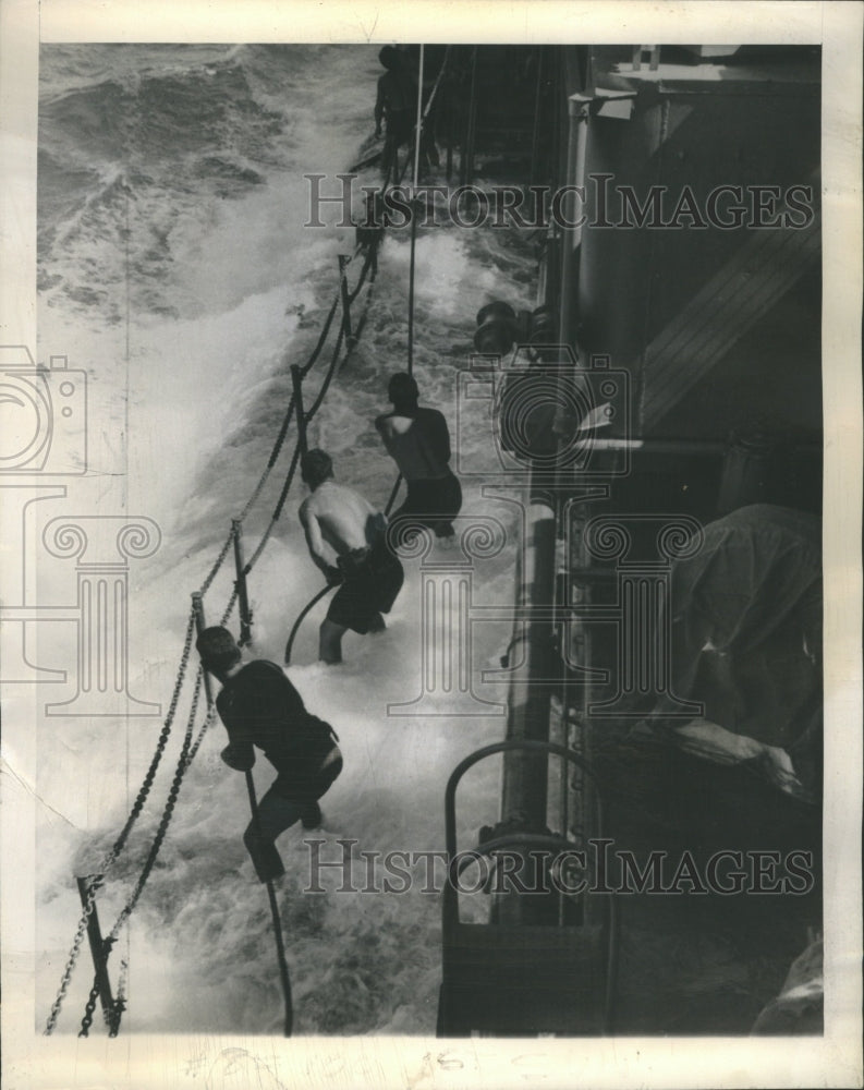 1945 Press Photo Coast Guardsmen Pacific Typhoon - Historic Images