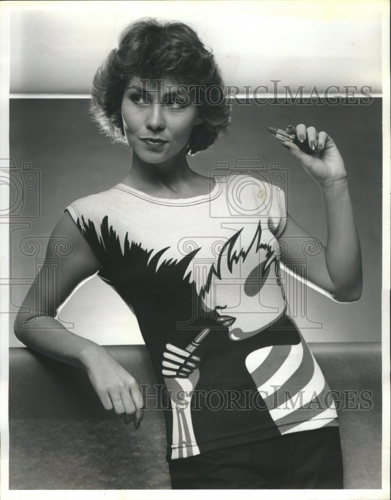 1960 Model Lady Lipstick T-shirt - Historic Images