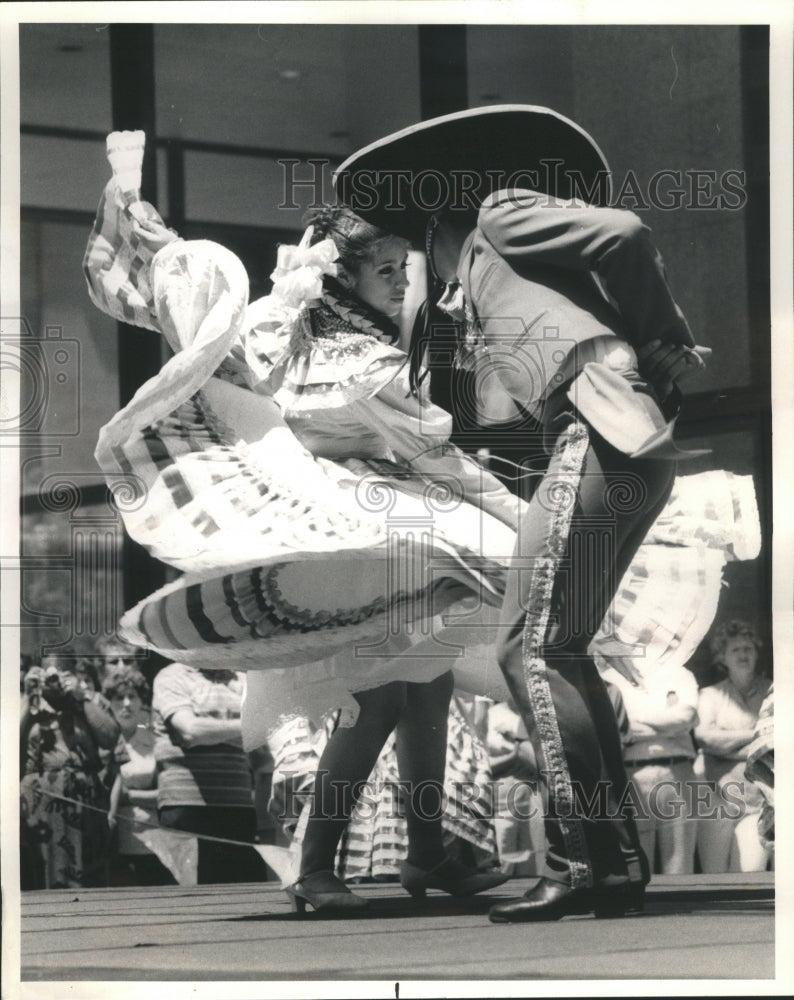 1985 Mexican Folkloric Dance Daisy Plaza - Historic Images