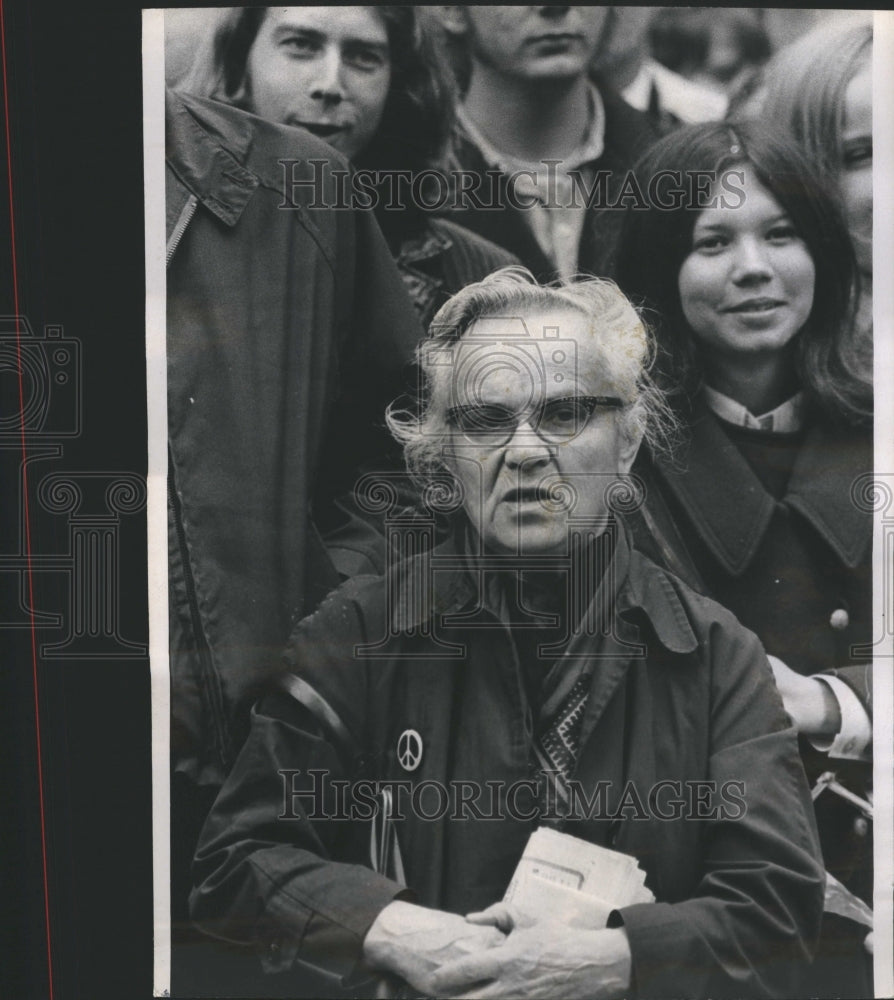 1970 Crowds Young and Old Watch Hair - Historic Images