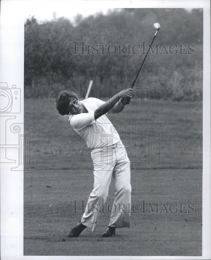 1977 Man Gold Swing Club - Historic Images