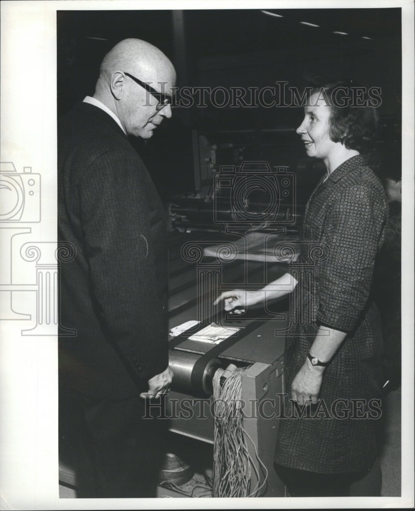 1966 Press Photo Man Lady Machinery - Historic Images