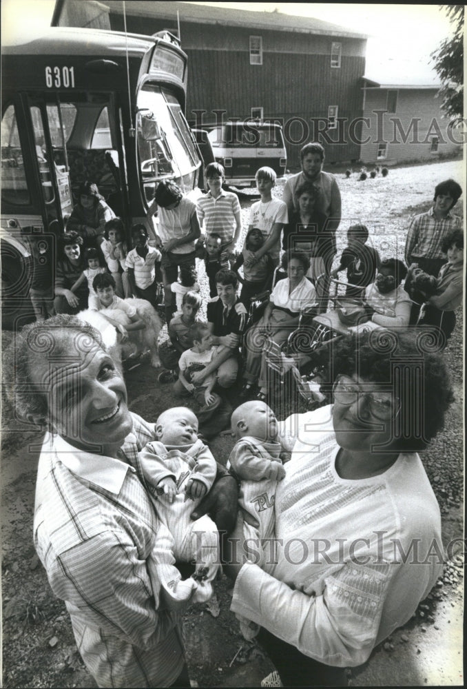 1985 Bob and Kathie Migliaccio and family - Historic Images