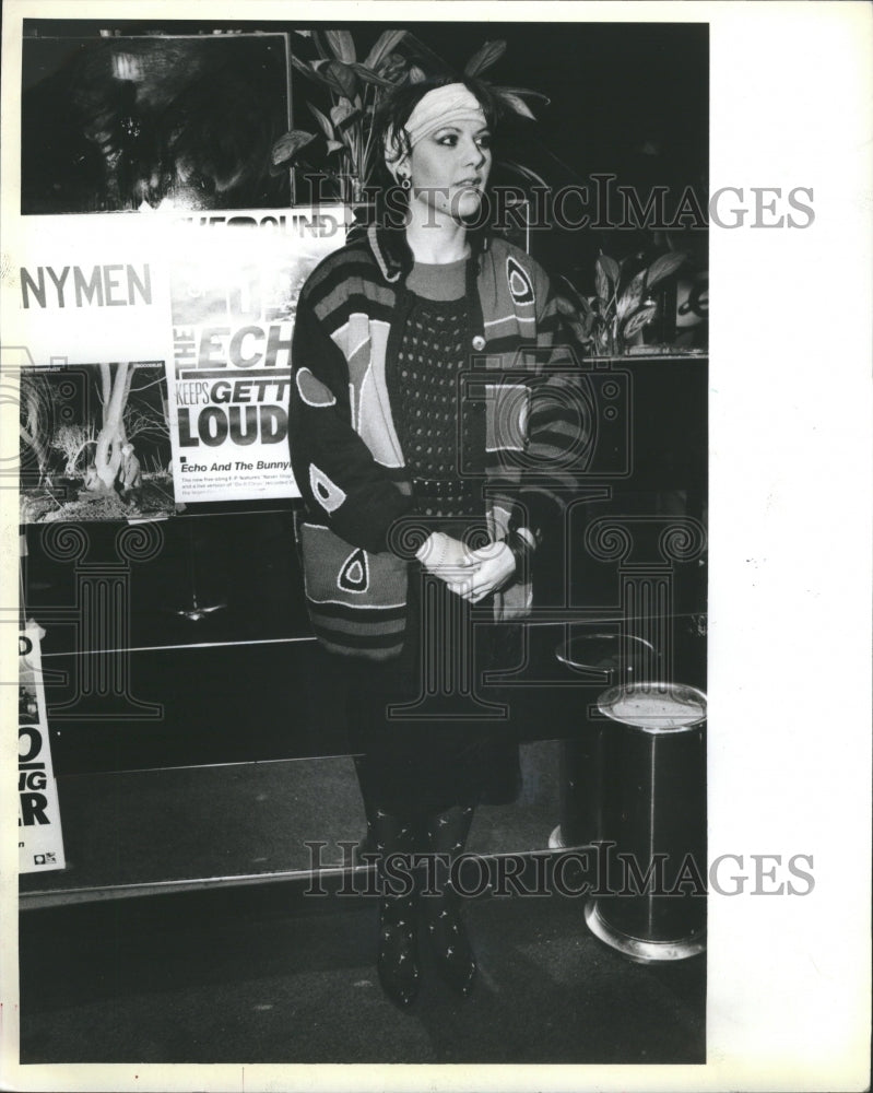 1984 Lisa Lattuca in glitzy cardigan & printed stockings - Historic Images
