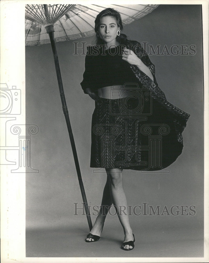 1988 Press Photo Peggy Martin Shirt Skirt Black Sandals - Historic Images