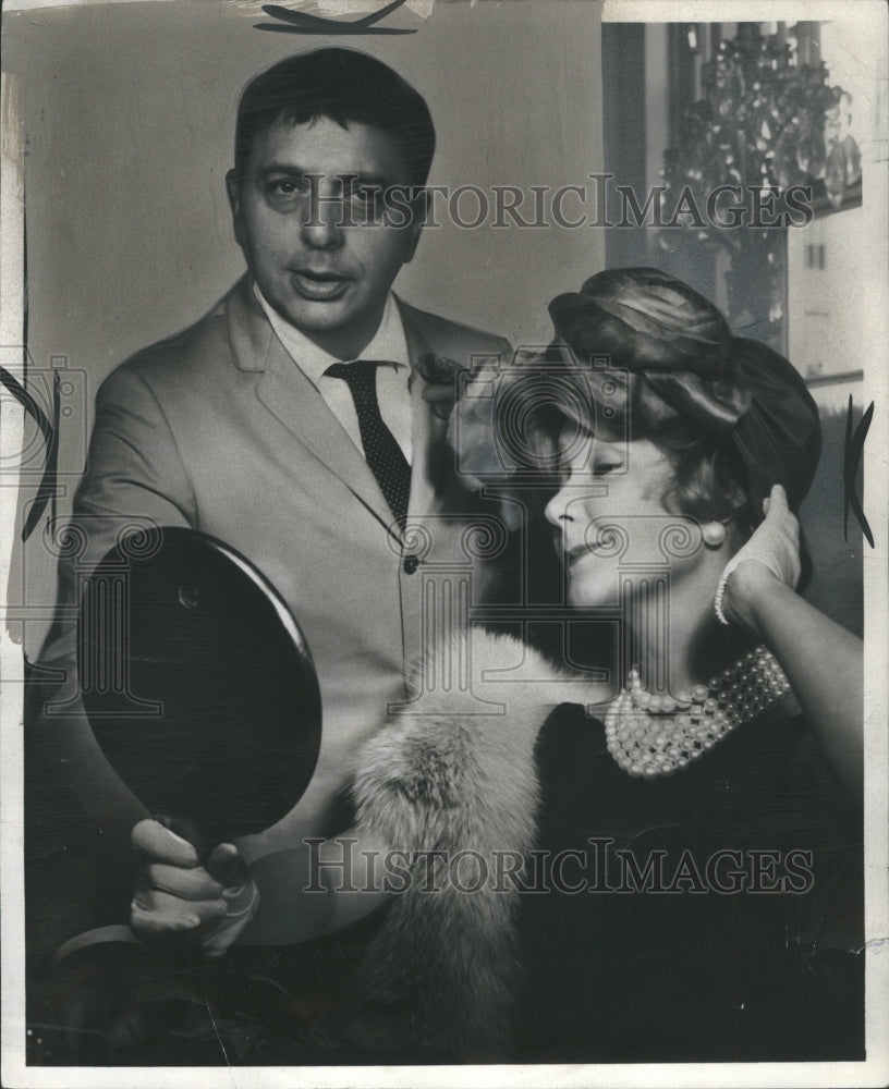 1960 Dody Goodman Actress With Man Mirror - Historic Images