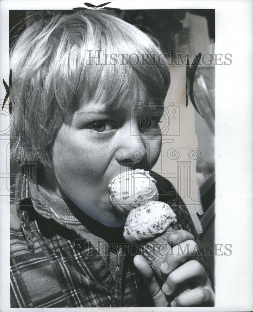 1976 Press Photo Jimmy Graham eating ice cream - Historic Images