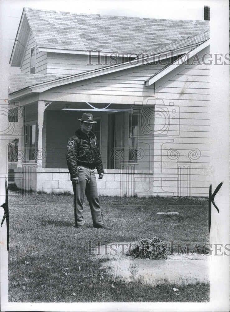 1973 Deputy Fred Korb observe flooded yard - Historic Images