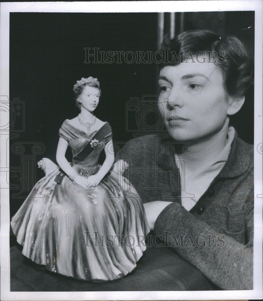 1952 Press Photo Plaster Queen Elizabeth Coronation - Historic Images